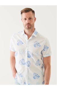 PATTERNED WITH A TROPICAL LEAF PRINT.
THIS SHORT SLEEVE SHIRT IS A GREAT WARM WEATHER CHOICE.
IT IS EXPERTLY CRAFTED FROM A SOFT BREATHABLE COTTON AND STYLED FOR A RELAXED, YET MODERN FIT.
WEAR WITH YOUR FAVOURITE LIGHT DENIM OR SUMMER SHORT.
REGULAR FIT